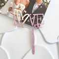 Dettaglio del cake topper LOVE you in acrilico rosa glitterato su una superficie bianca - Glitter Rosa e Oro Rosa - Love You