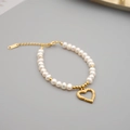Elegante bracciale di perle d'acqua dolce con ciondolo a cuore dorato e catena regolabile - Bracciale