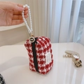 Detail der rot-weißen Hahnentritt-Tasche mit Perlenhenkel und Schleifenanhänger - Rot-Weißes Funkelndes Gitter
