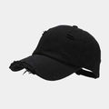 Gros plan des détails usés et des bords effilochés sur une casquette en coton noir - Noir