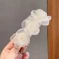 Elegante fermaglio per capelli a camelia in rete bianca con triplo design a rose - Clip a molla / Camelia Bianca Stile Maglia