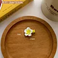 Mini 2,5 cm Plumeria-Haarspange mit weiß-gelbem Harz-Farbverlauf für Damen - Kleine Frangipani Entenschnabelspange