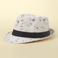 Dettaglio del cappello da sole a fiori con motivi blu scuro e nastro decorativo nero - M (56-58cm) / Beige