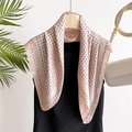 Foulard quadrato di seta rosa a pois neri appeso su top nero con sfondo bianco pulito - 70*70cm / Beige