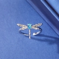 Libellenring in Silber mit himmelblauem Tropfen-Edelstein und verstellbarem offenem Band - Silberner Ring mit blauem Stein