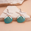 Dettaglio di orecchini a conchiglia con finitura verde acqua e perla su base di pietra - Perno in Acciaio Inossidabile / Conchiglia Blu