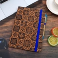 Detailansicht A5 Kork-Notizbuch mit blauem Gummiband und passendem Stift auf Tisch - Schachbrettmuster / A5