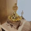 Brûleur d'encens doré ajouré de style moyen-oriental avec socle en bois foncé - Tête de Cocotier A
