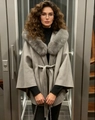 Dettaglio cappotto a mantella grigio con collo in ecopelliccia e cintura in vita - S / Cachi