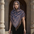 Dettaglio di uno scialle vintage con motivi paisley etnici e finiture con nappe - Blu Scuro Viola Motivo a Piume