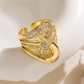 Makroaufnahme des 18K vergoldeten geometrischen Rings mit Zirkon-Besatz und Wickeloptik - Einstellbar Offen / Verflochtener Stil (14420)