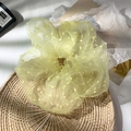 Hellgelber gepunkteter Spitzen-Scrunchie aus atmungsaktivem Mesh mit Beflockung - Blassgelb