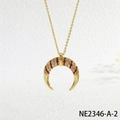 Dettaglio della collana con ciondolo a corno dorato e zirconi rossi e bianchi incastonati - Corno di Zirconia Rossa e Bianca in Oro (NE2346-A-2)