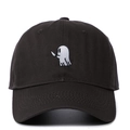 Gros plan détaillé de la broderie fantôme blanc avec couteau sur casquette de baseball noire - Réglable / Gris clair