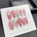 Handgefertigte Kunstnägel in Pink-Weiß mit 3D-Herzen und Metallkettenverzierung - Extra Klein (XS)