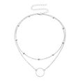 Détail du collier double chaîne argentée avec perles rondes et un pendentif anneau rond - Argenté