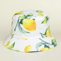 Cappello a secchiello estivo bianco con stampa di limoni gialli e foglie verdi - M (56-58cm) / Bianco