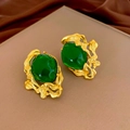 Détail de boucles d'oreilles dorées vintage avec résine vert émeraude irrégulière - Boucles d'Oreilles Géométriques Irrégulières Vert Foncé (9# Tige en Argent - Or Vert Foncé)