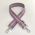 Detail eines lila-weißen Chevron-Nylongurts mit silbernen Metall-Karabinerhaken - Helllila Silberne Schnalle