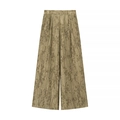 Dettaglio dei pantaloni larghi in jacquard verde oliva con tessuto effetto seta - S / Pants / Verde