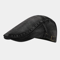 Dettaglio del cappello in denim nero lavato con texture vintage e fibbia laterale in ottone - Regolabile / Nero