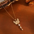 Makro-Detail des Schmetterlingsanhängers mit Kristall-Quasten auf Vintage-Hintergrund - Gold Quadratischer Zirkonia Schmetterling Quaste