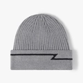 Bonnet en maille gris clair avec motif zigzag noir et texture côtelée pour l'hiver - Réglable / Gris Clair (24B005)