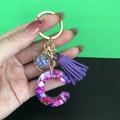 Portachiavi lettera C in resina con nappa viola e ciondolo a sfera glitterata oro - Lettera C