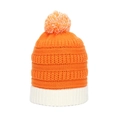 Gros plan d'un bonnet en maille contrastée avec texture côtelée et pompon bicolore - Orange / Blanc