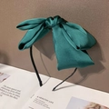 Serre-tête élégant avec nœud en satin vert foncé sur magazine, accessoire minimaliste - Vert