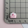Dettaglio delle dimensioni di un ciondolo a busta in resina rosa da 1,5 cm per nail art - Busta-Rosa Bianco