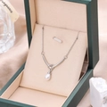 Collier avec pendentif perle argentée élégamment présenté dans un coffret cadeau vert foncé - 9184-argent