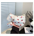 Détail du sac à bandoulière en velours côtelé avec imprimé fraise et petit porte-monnaie - Blanc Cassé