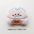 Détail d'un pendentif en peluche brodé, dimensions de 6,5 cm de haut et 7,5 cm de large - Yuelao (Entremetteur)