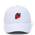 Gorra de béisbol blanca con bordado de fresa hecha de tela de sarga de algodón - Ajustable / Blanco
