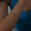 Goldene Halskette mit dunkelblauen Perlen und rundem Anhänger im Bohème-Stil für Damen - Graues Emaille-Armband / 17+5cm