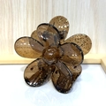 Détail d'une pince à cheveux fleur marron avec paillettes dorées scintillantes - Marron