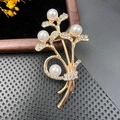 Élégante broche fleur dorée avec perles blanches et cristaux étincelants en forme florale - BZ090 Grappe de Fleurs en Perles