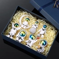 Set regalo con 7 statuette di astronauti in resina bianca e scatola blu notte - Set Scatola Regalo da 7 Pezzi Sfumato (Versione Ascolto)