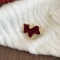 Dettaglio di una spilla a cavallo a dondolo in velluto rosso con bordi dorati e zirconi - Spilla Cavallo a Dondolo Rossa
