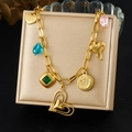 Collana multistrato placcata oro con ciondoli a cuore e gemme colorate su portagioie - Stile Pendente Combinato Multi-elemento (N4016)