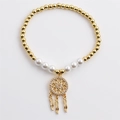 Bracciale acchiappasogni placcato oro con perle bianche e ciondoli a piuma - Bracciale Di Perle Acchiappasogni Oro / Oro/Bianco