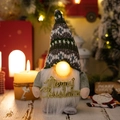 LED beleuchteter Weihnachtszwerg mit grauer Strickmütze und Merry Christmas Schild - Dunkelgrüne Nase Leuchtender Gnom Männlich
