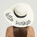 Cappello di paglia bianco a tesa larga con nastro nero e ricamo hello sunshine - Taglia unica / crema