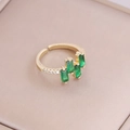Dettaglio dell'anello in oro 18K con zirconi verdi rettangolari e micro-pavé di cristalli - Aperto Regolabile / Verde