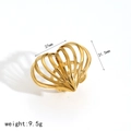 Macro detail van vergulde holle hart oorbellen met afmetingen 37 mm en 31,5 mm - Hart Holle Ring (TR60173)