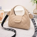 Beige gesteppte PU-Lederhandtasche mit breitem Logo-Schultergurt und goldenem Logo-Detail - Aprikose