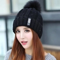 Damen Strickmütze in Schwarz mit Bommel und B-Etikett für warme Wintertage - Nur Mütze / Schwarz