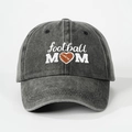 Detalle del bordado blanco de Football Mom en una gorra de béisbol de color gris oscuro - Negro