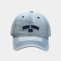 Detailaufnahme der New York Stickerei auf der hellblauen Jeans Baseballkappe - Einheitsgröße / Hellblau